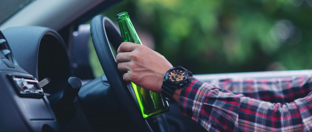 Mężczyzna prowadzący auto po spożyciu alkoholu